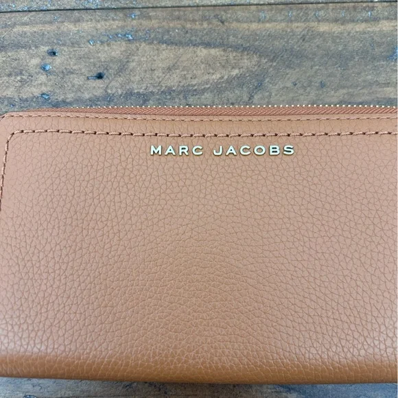 Marc Jacobs Tan Leather Zip Around Wallet/Wristlet Organizer. - Picture 3 of 11